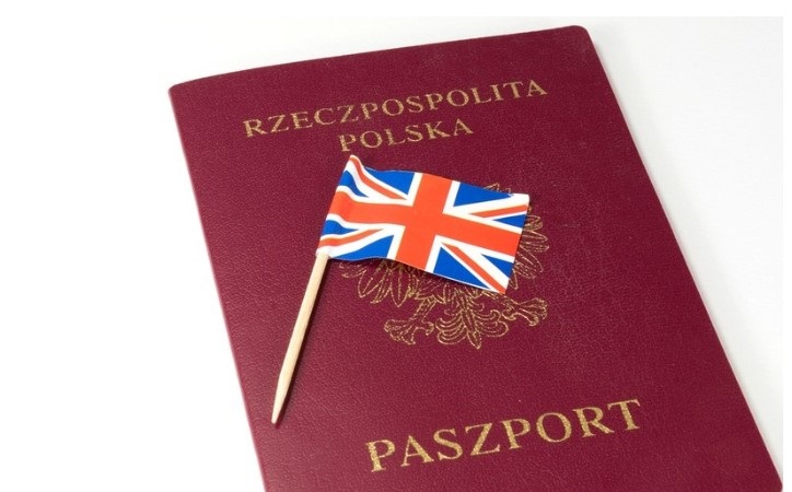 Polski paszport z flagą Wielkiej Brytanii